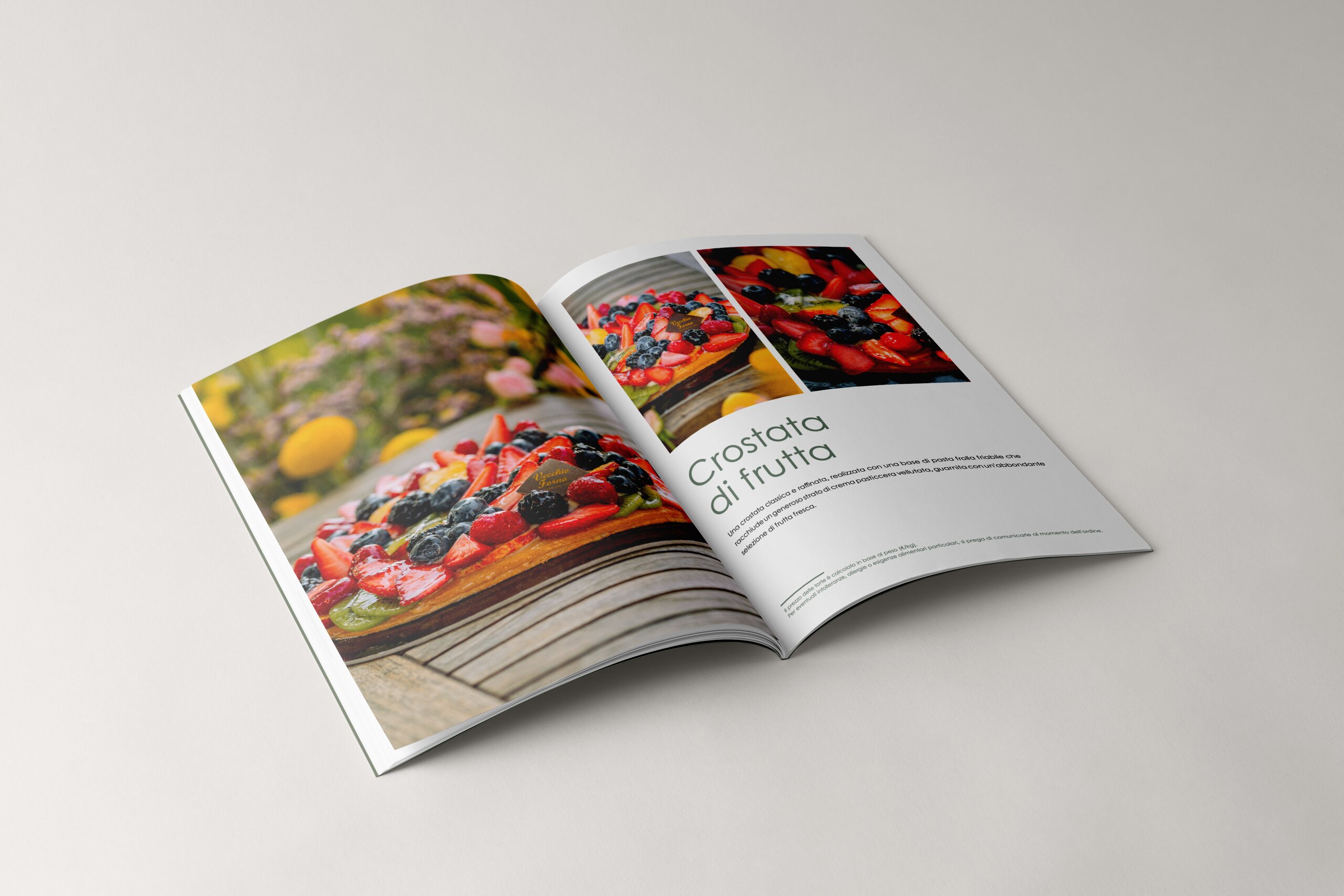 Brochure delle torte del Vecchio Forno aperta sulla pagina della crostata di frutta