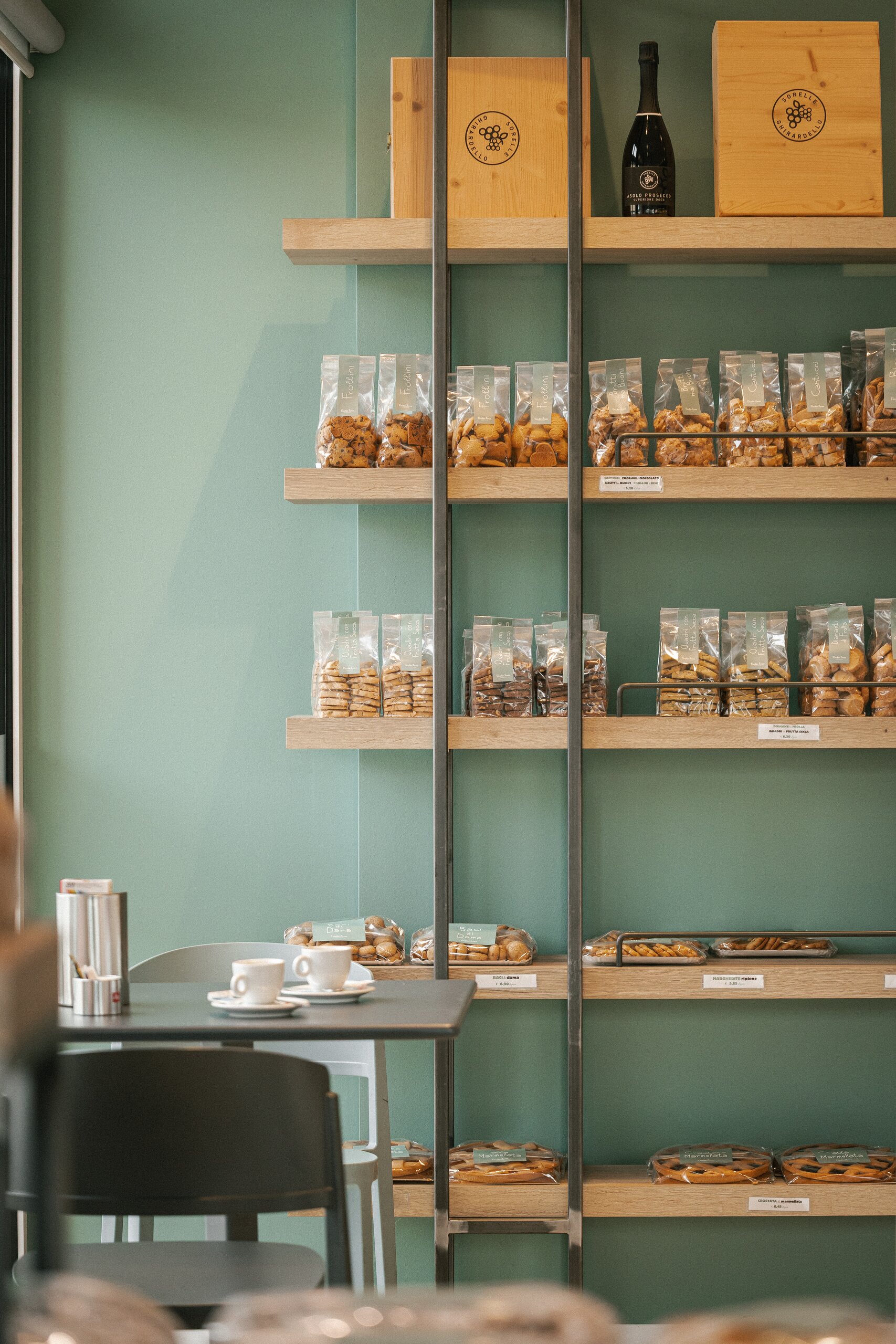 Scaffali di biscotti e crostate confezionati nella caffetteria del Vecchio Forno