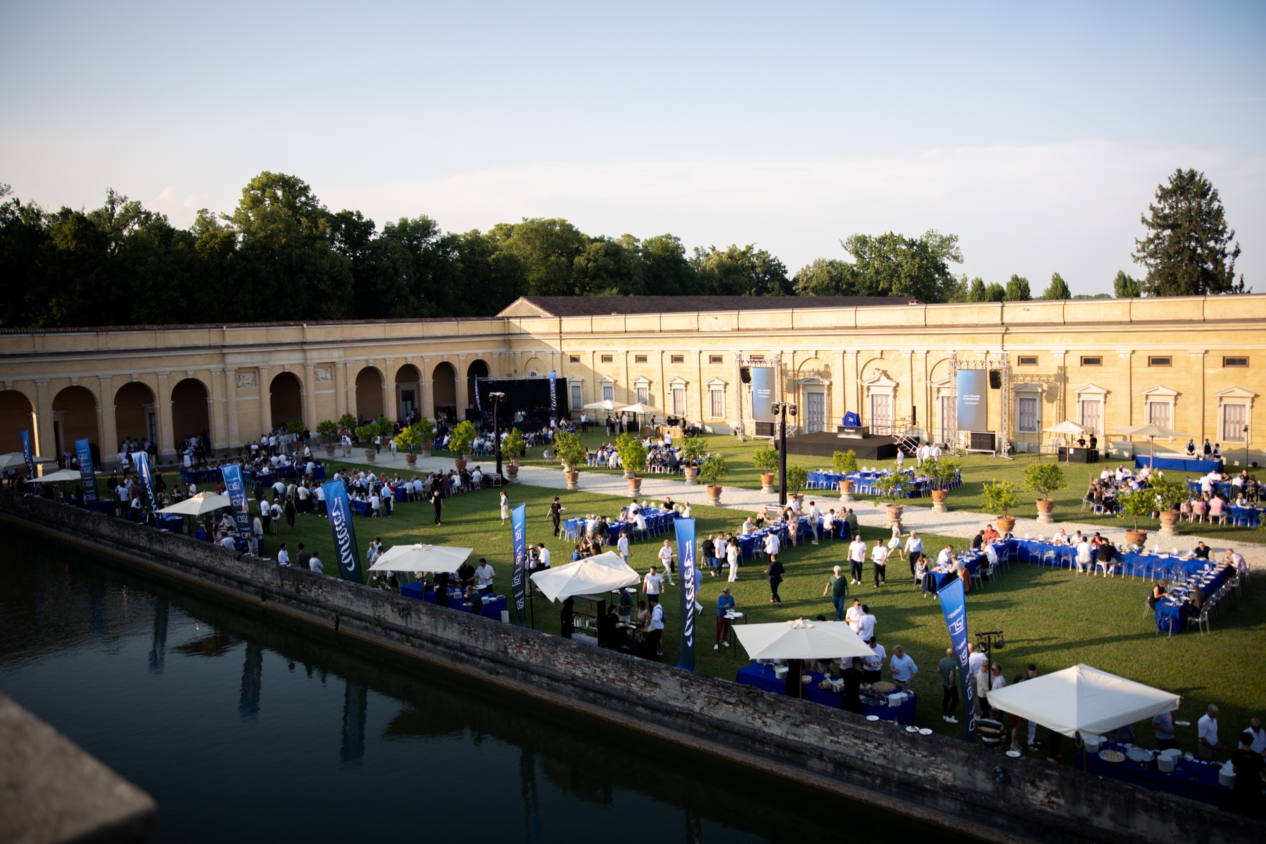 Cena in giardino 120 Years Forward a Villa Contarini