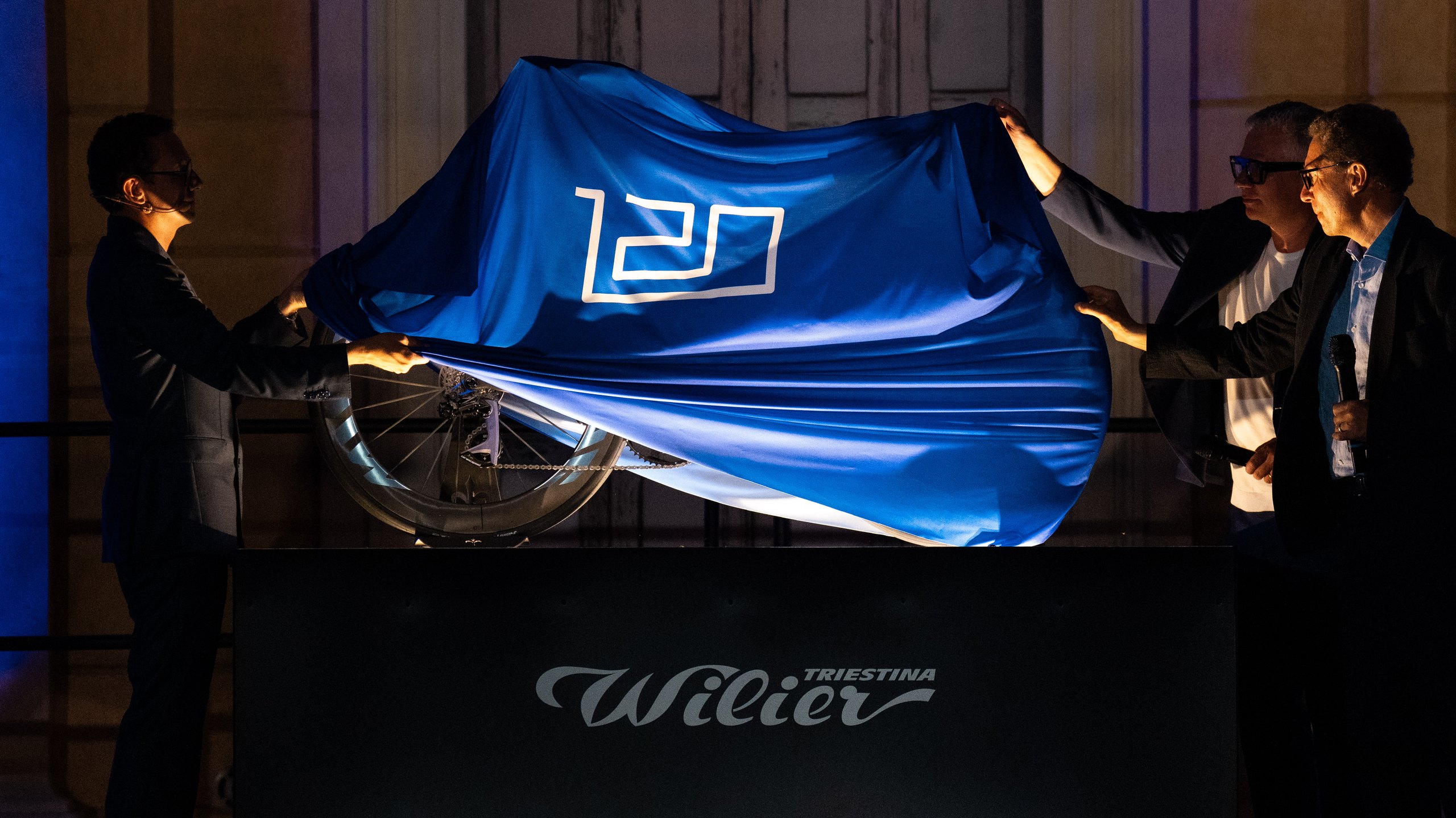 Lo svelamento della Wilier Filante 120 sul palco dellevento 120 Years Forward