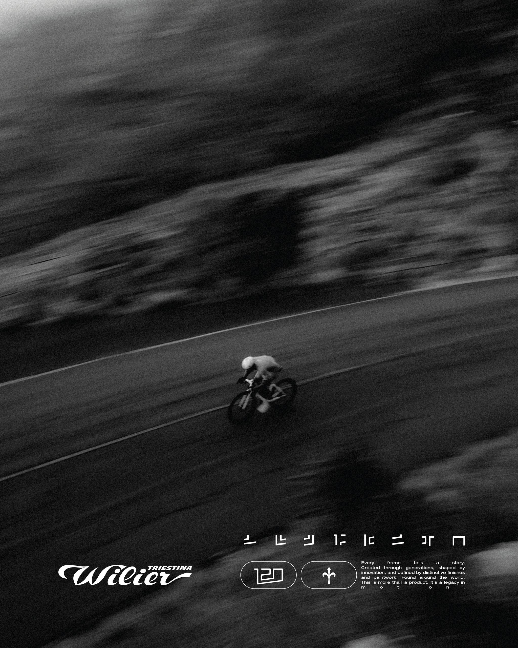 Ciclista in corsa, visual in bianco e nero della campagna Wilier 120 anni